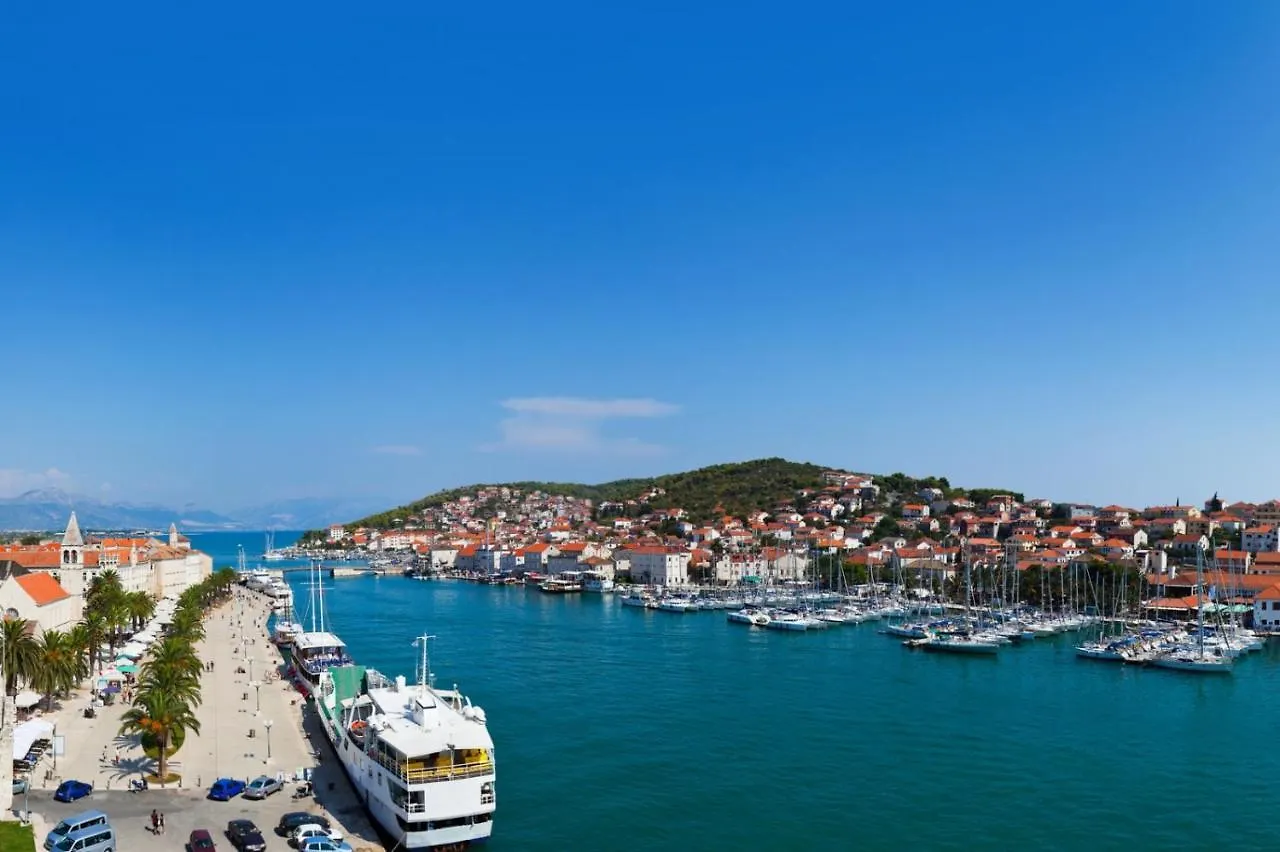 Apartment In Slatine With Sea View, Balcony, Air Conditioning, Wi-Fi